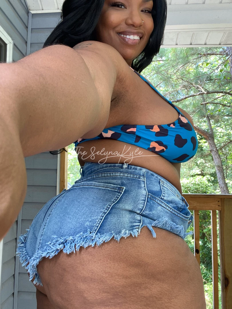 Your favorite thick slut with a bubble butt 