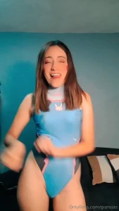 Amigos tengo unas fotos donde se ve mucho mejor el traje de ba o por