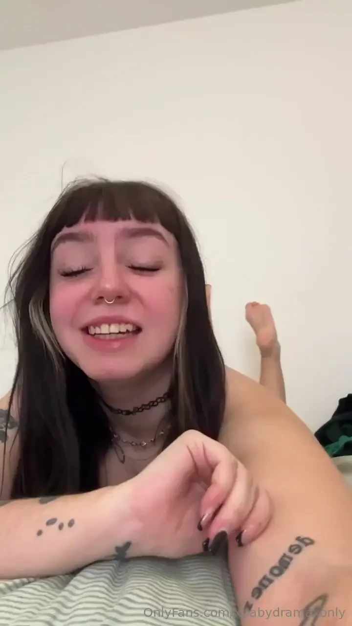Sono tutta nuda a letto e mi annoio mi scrivi in chat part 1 