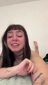 Sono tutta nuda a letto e mi annoio mi scrivi in chat part 1