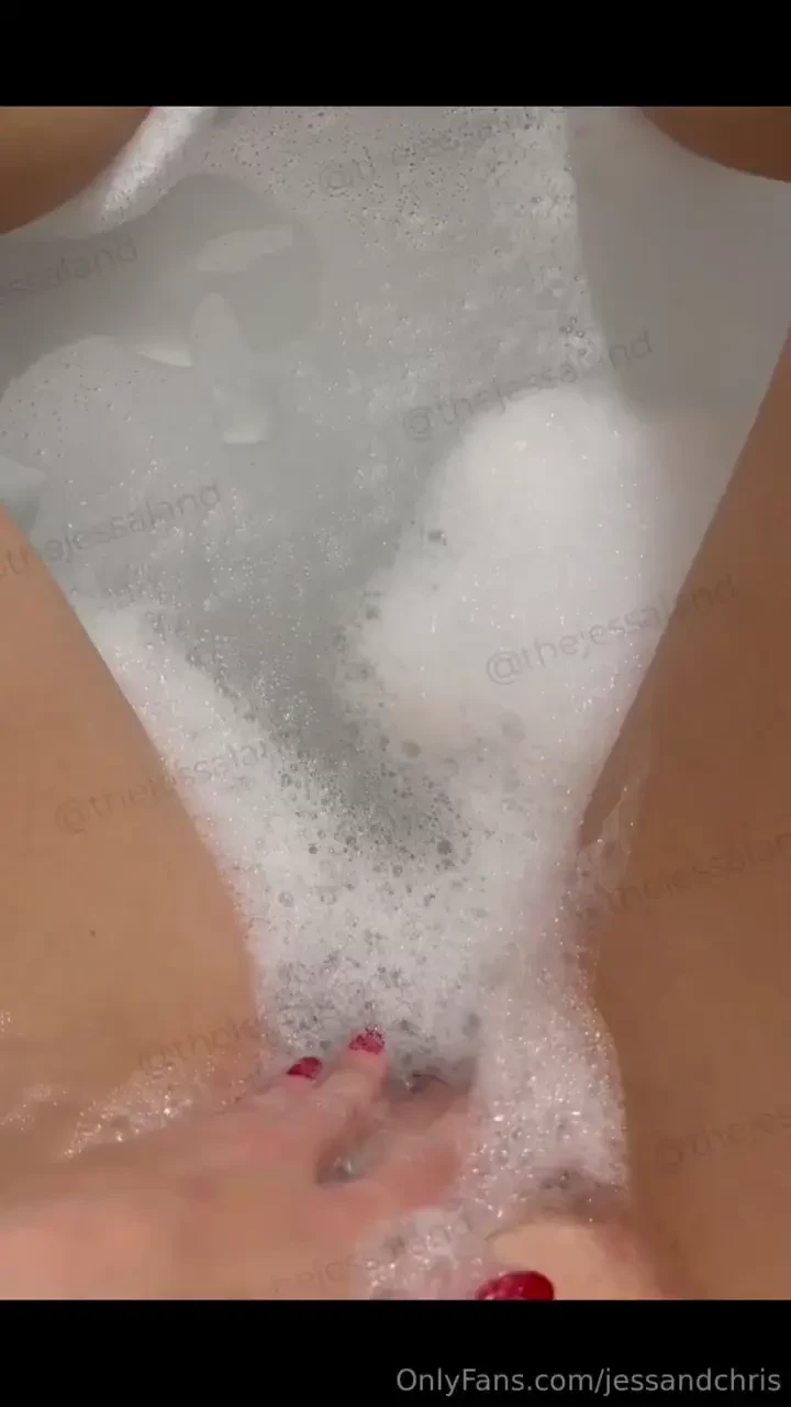 Tetszik ahogy a frissen borotv lt puncim el bukkan a habokb l 