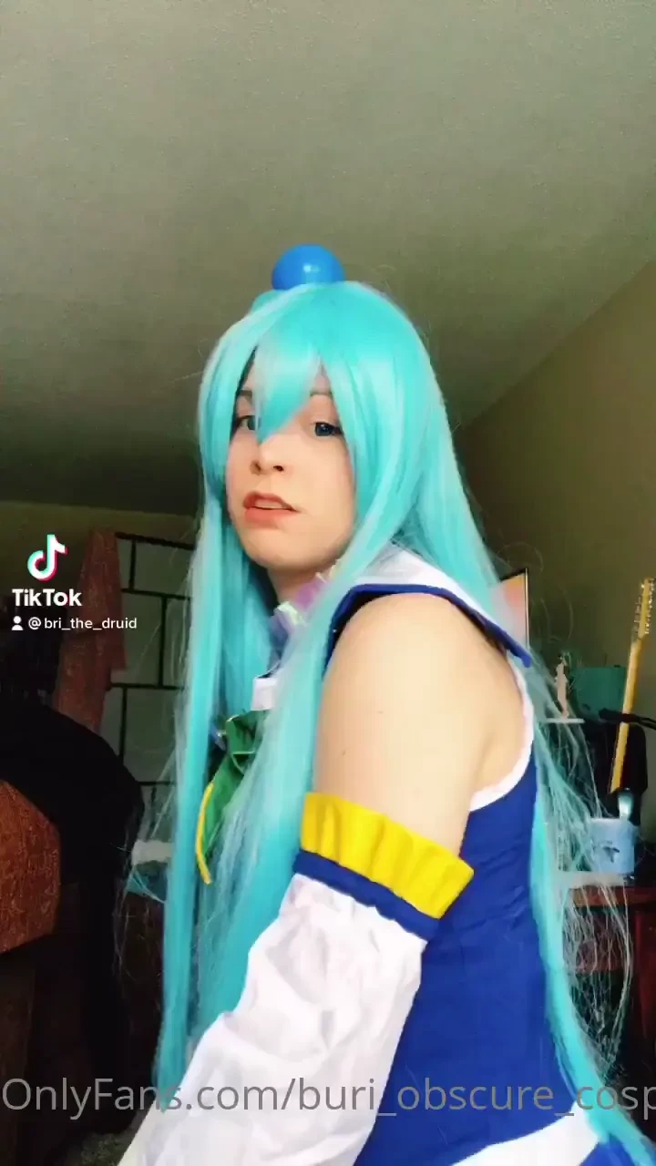 How would you all like to go live with me while i cosplay as aqua and 