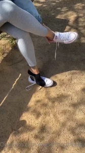 Je retire mes petites chaussettes noires car certains ici voulaient