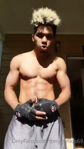 Flexing showing off these muscles tell me you wanna lick them