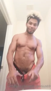 Just had an amazing leg day workout i m pretty sweaty