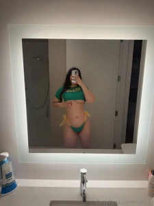 Who wants to see my juicy with no shirt on