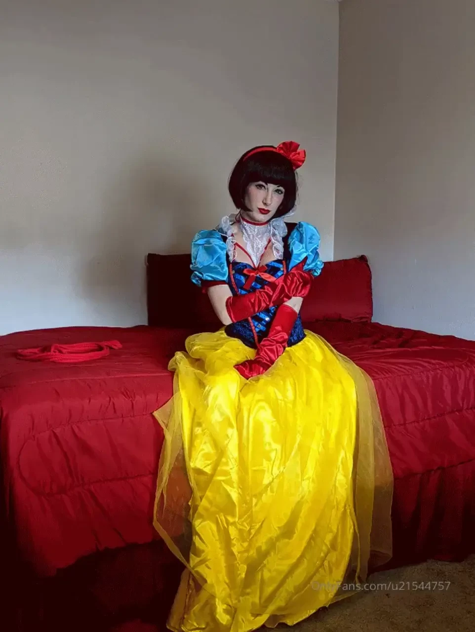 I feel this embodies snow whites character so much 
