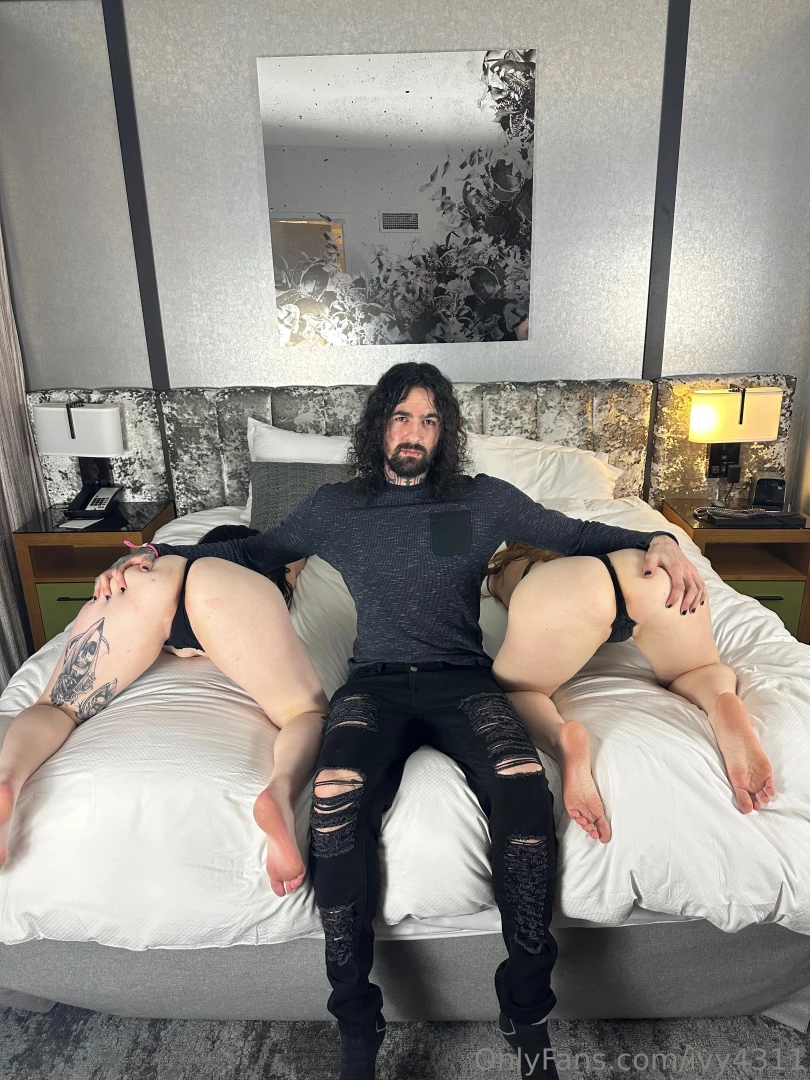 Leeleefoxxx gave me two threesomes last night which one do you want to part 2 