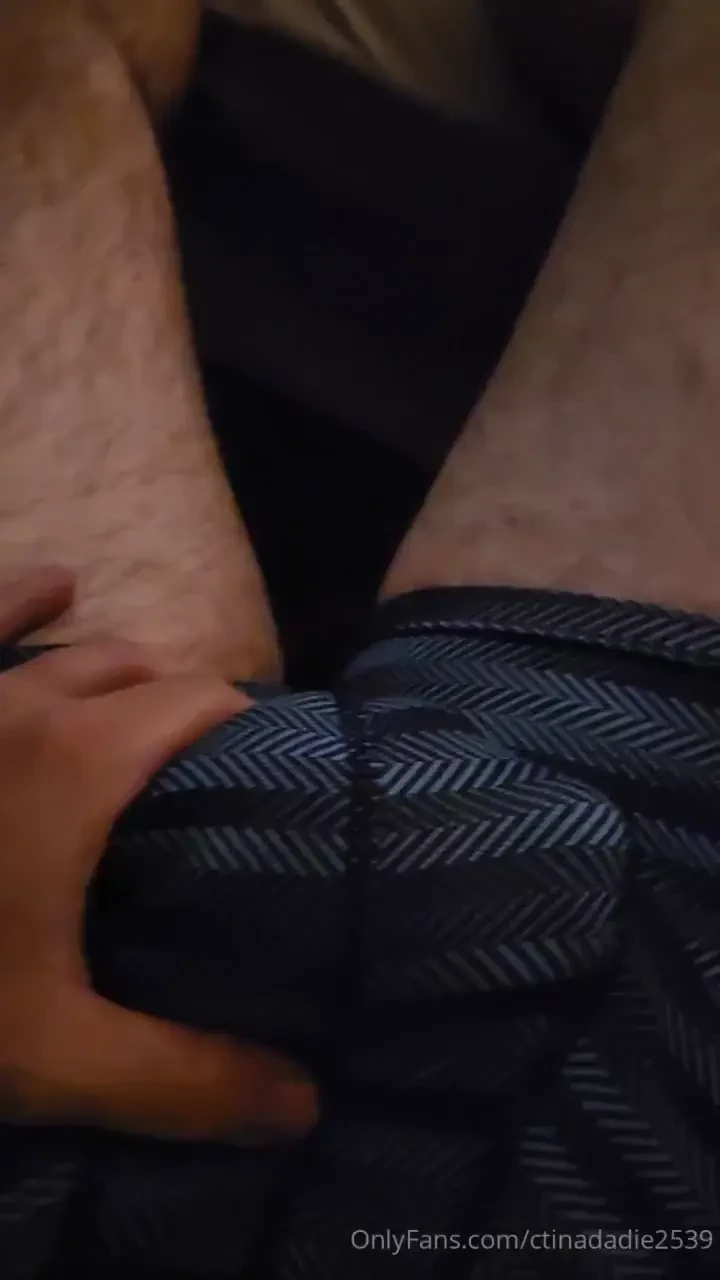 Sitting here and got horny so i figured u d like to see my hard cock 