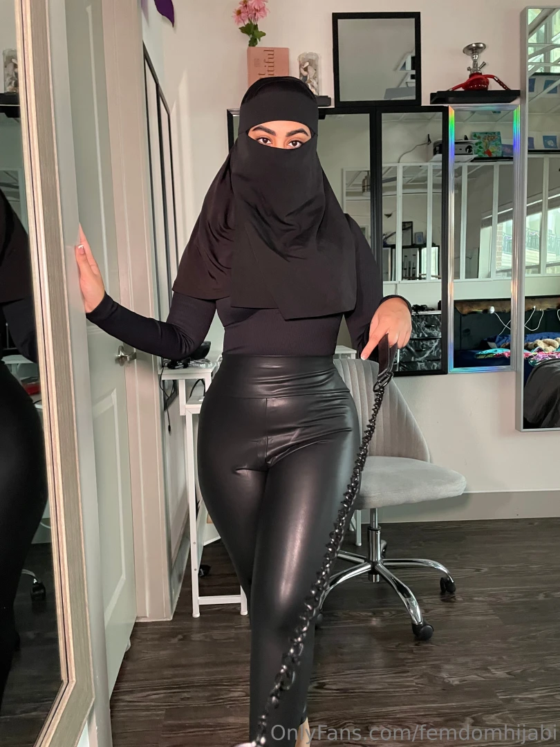 Cmere bitch let me put u on a leash like a sad puppy 