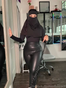 Cmere bitch let me put u on a leash like a sad puppy