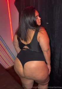 Give your goddess the money for her vacation and she will show her ass