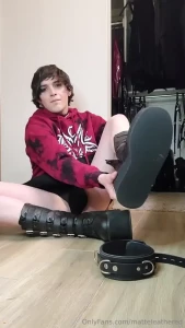 You have to be collared if you want to worship my feet i hope you don