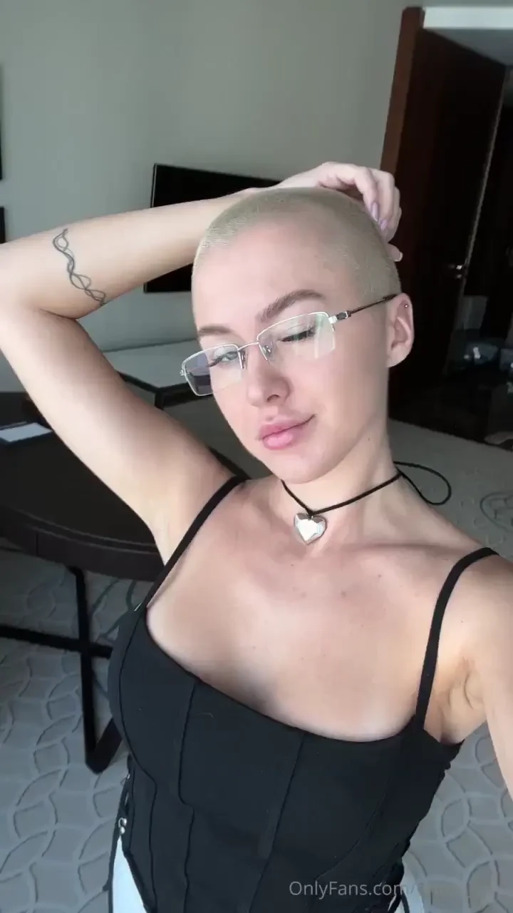 Pull me by my necklace into a kiss 