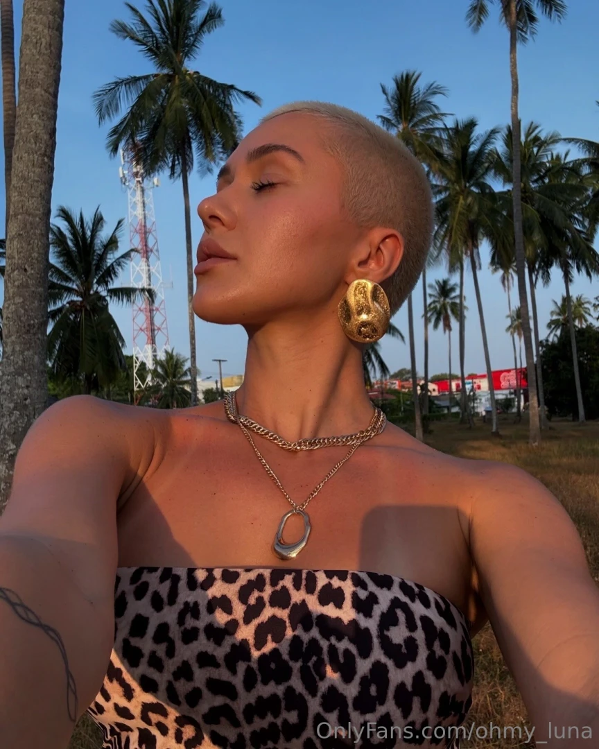 Friday sunsets are my little stages where the audience is palm trees 