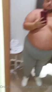 Feliz domingo en los probadores del centro comercial