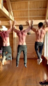 Las chicas quer an correrse mir ndonos a nosotros 3 sudando y mostr