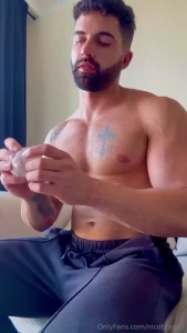 Jugando con mucho lubricante en mi verga bien dura y venosa