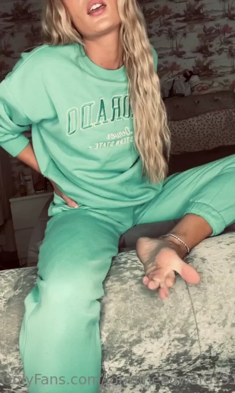 Suck my toes baby i m tired and sleepy and i wanna get some real 