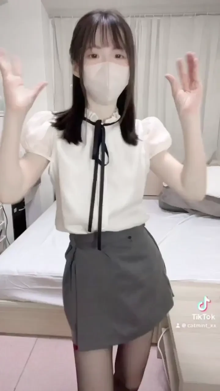 Tiktok my stockings got ripped because of dancing 