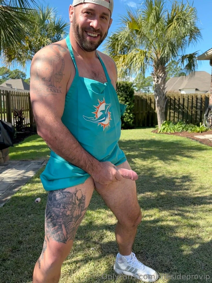 Got a sausage right here for those juicy buns 