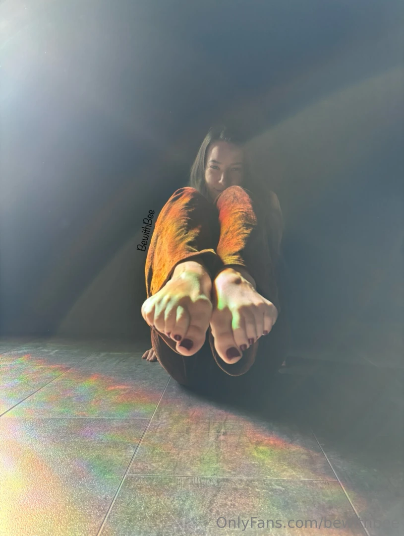 Cover my cute little toes in your warm load interested in sexting 