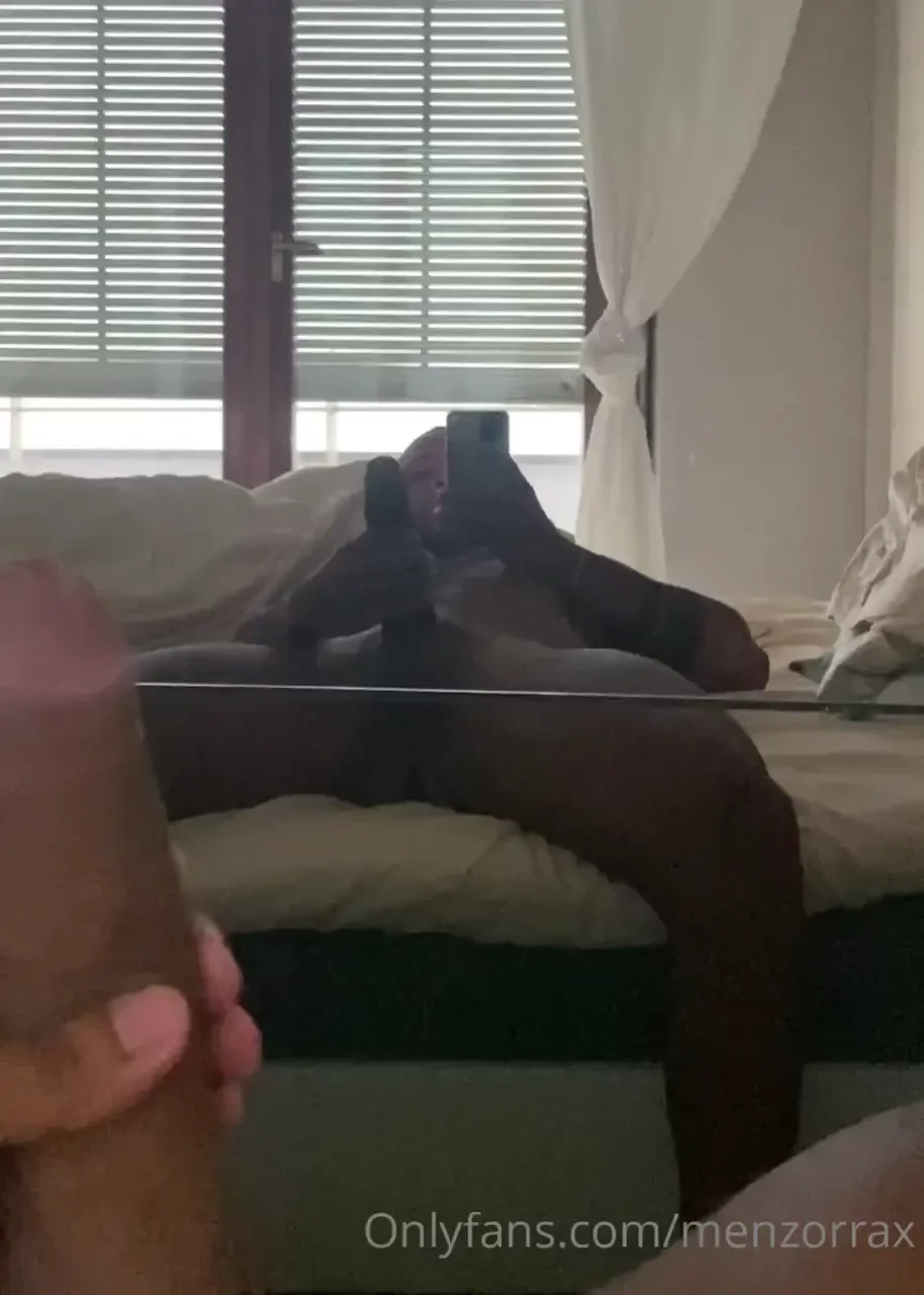 Meu sugar daddy tirando todo o leite do meu pau com sua garganta 