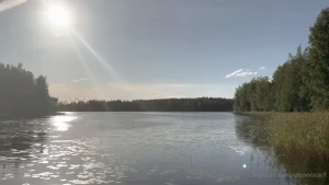 Fin sormetan peppua dildotan ratsastan laiturilla kauniissa maisemissa