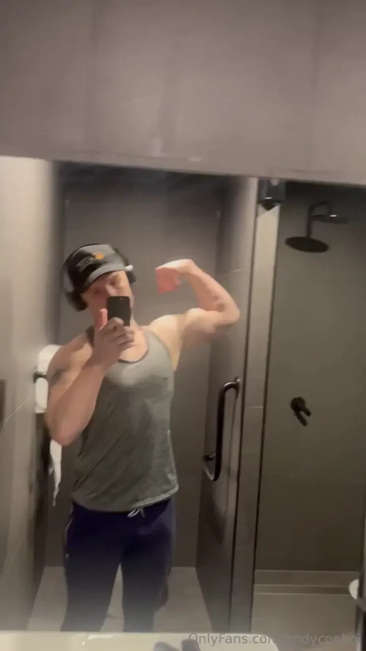 Howdy bros only just noticed how big my arms are getting fresh content 