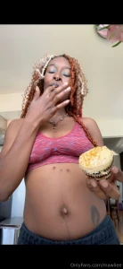 Eat cupcakes with me