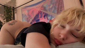 Ughhh i m feeling so sleepy oops did i leave my ass out