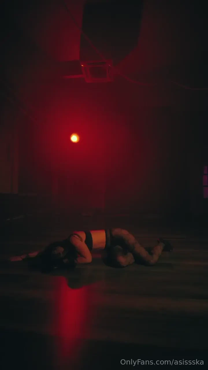 Red lights my hips and your imagination ready to lose control 