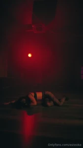 Red lights my hips and your imagination ready to lose control