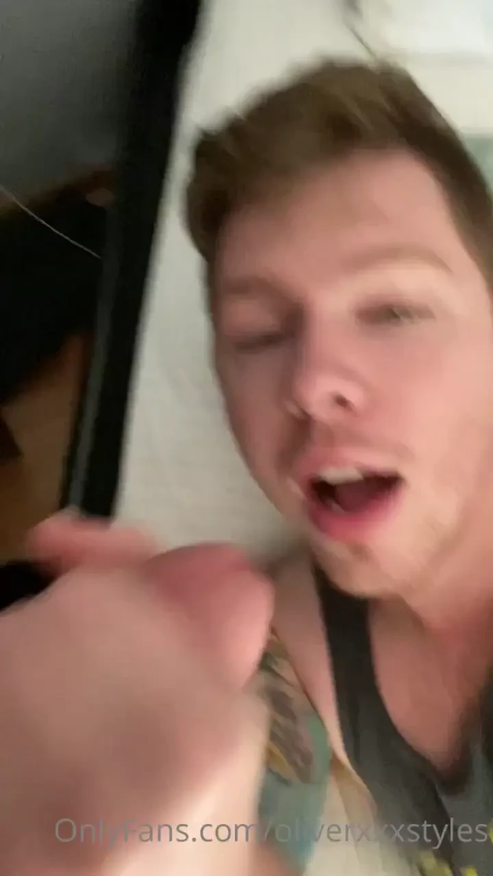 Giving lainkrossxxx a facial 