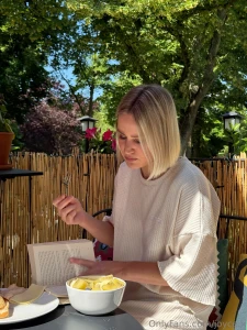 Breakfast on the terrace skin under silk and maple syrup on my lips