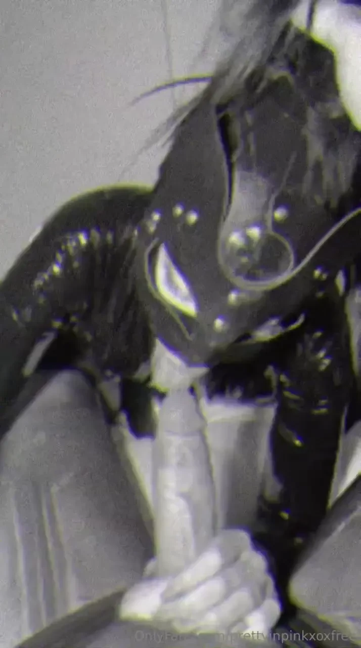 Batman always wanted to feel the inside of his favorite pussy s neck 