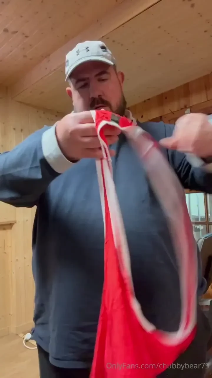 Fancy wrestling with this fat bear 