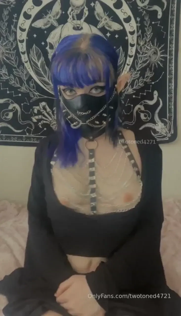 This elf hopes you re having a good day 