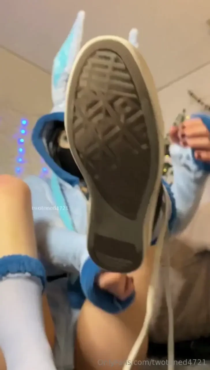 Taking off my sneakers to show you my soles lt 3 