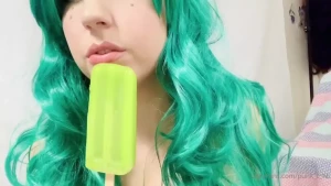 This is how you eat a popsicle right