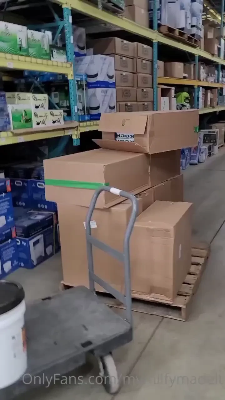 Milfy got lost in the grow store 