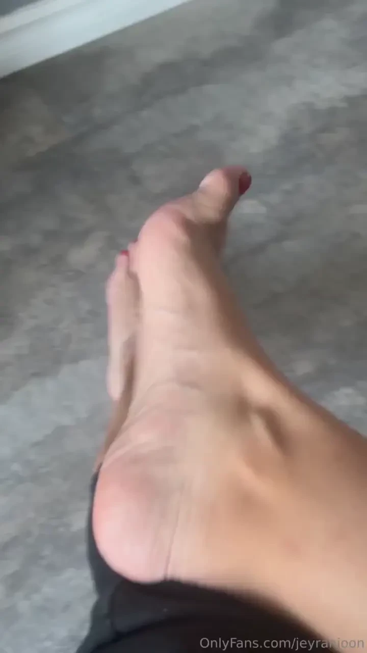 Just got a pedicure for fall halloween would you like them for me 