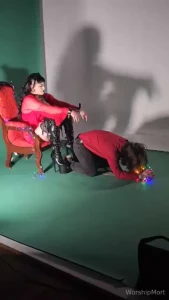 See behind the scenes of bdsm christmas shoot with one of my