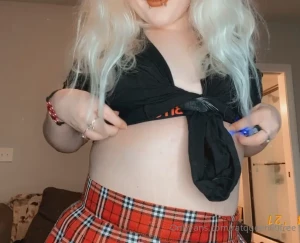 Subscribe to my paid page for exclusive fully nude raw kinky videos