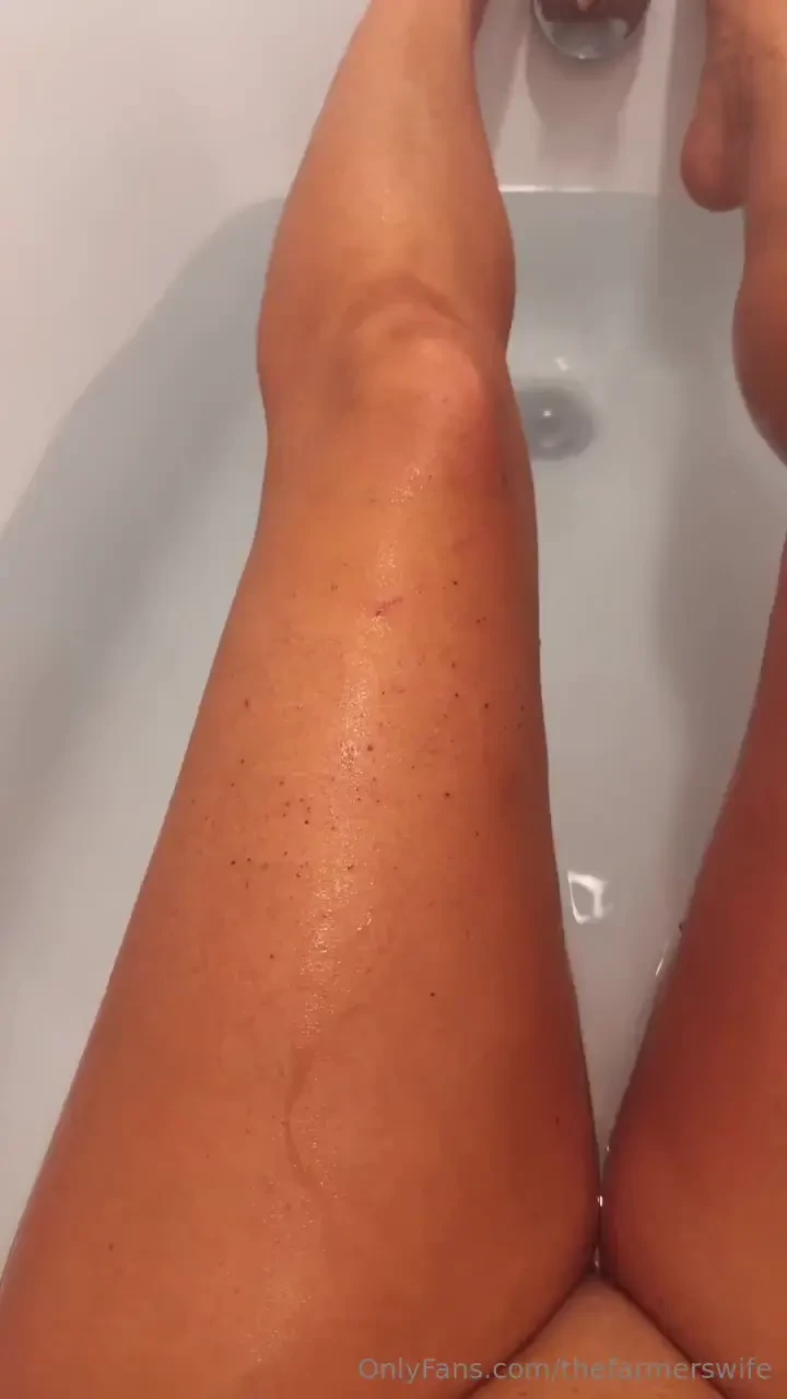 Giving this pussy a well deserved soak that hay was pretty rough on 