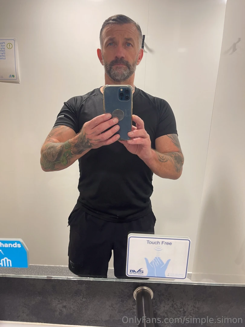 I m looking sharp even in the reflection 