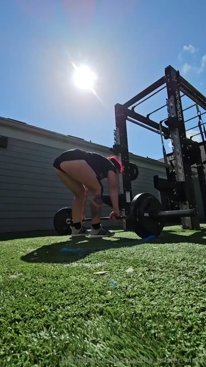 Gettin that work in today nice little 185lb deadlift with my cheekies 