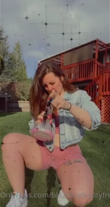I be sucha sexy stoner babe huh