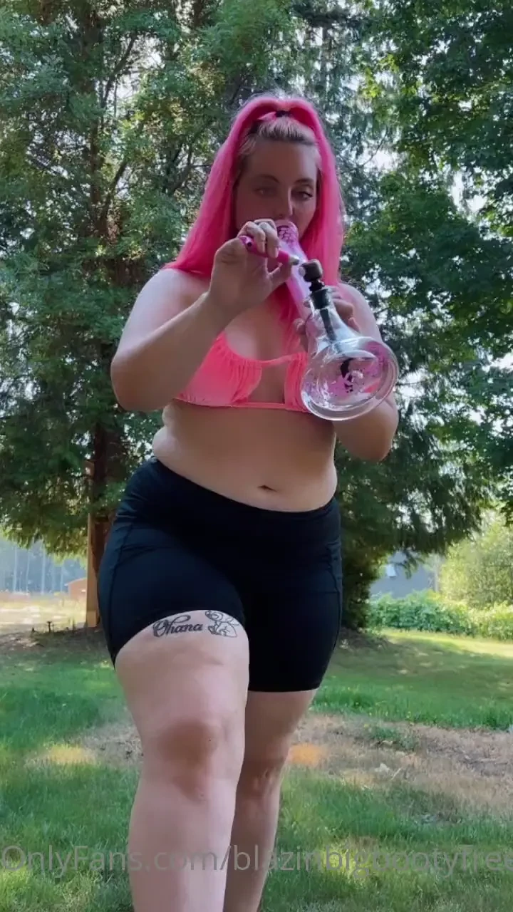 Your fav stoner slut at it again 