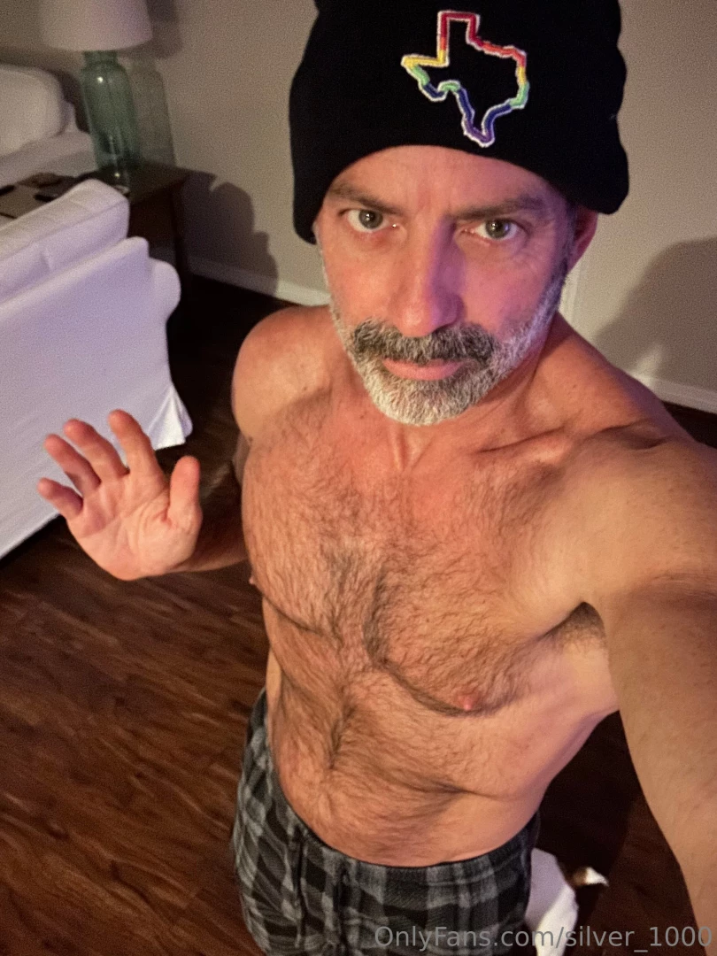 Sooooo cold it s rare to see me in clothes lol part 3 